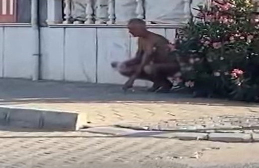 Çırılçıplak halde sokakta koşarken yakalandı!