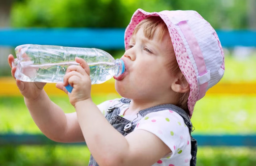 Yaz mevsiminde çocuklarda ishal vakalarında en önemli tedavi su