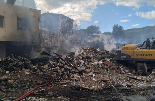 Erzurum'da bir evde çıkan yangın 15 eve sıçradı! 4 saat alev alev yandı