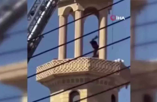 İntihar için minareye çıkan genci döve döve aşağı indirdi! İlginç olay saniye saniye kamerada