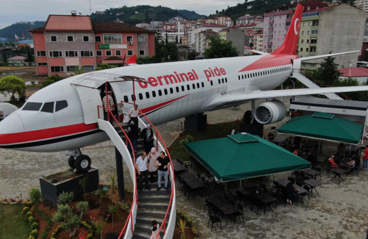 Turistlerden yoğun ilgi: Pistten çıkan uçak pide salonu olarak hizmet vermeye başladı!