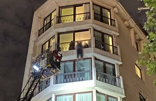 Taksim'de korkunç olay! Otelin demir korkuluklarına bağladığı iple intihar etti