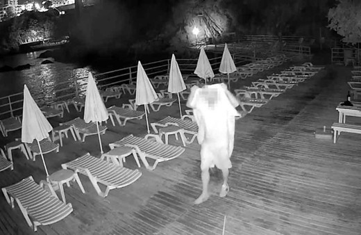 Antalya'da izleyenleri şoke eden olay! Plajı birbirine kattı: Havluyla yüzünü gizleyip dans etti, şemsiyeleri denize attı!