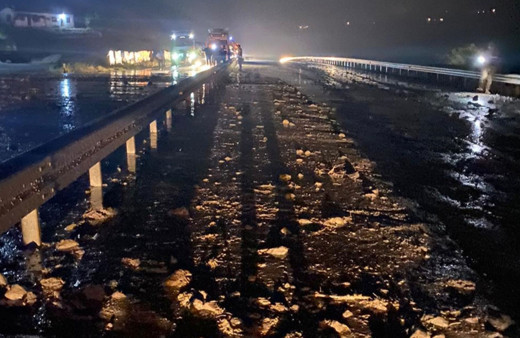 Heyelan nedeniyle kapanan Erzincan-Erzurum kara yolu ulaşıma açıldı