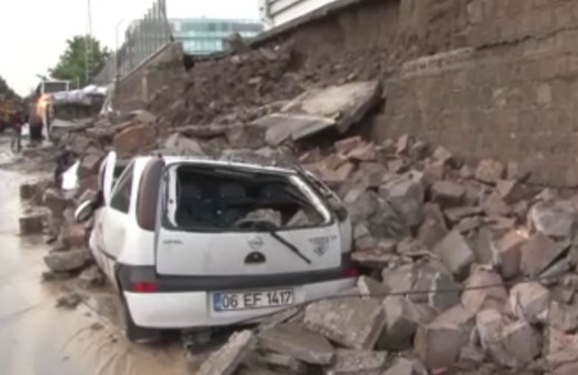 Kayseri'de yaşanan selde, fabrikanın duvarı böyle yıkıldı!