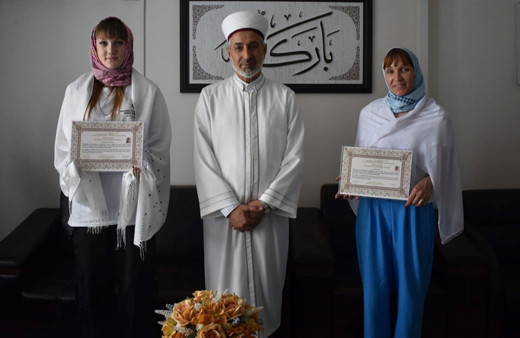 Ukraynalı anne ile kızı, Manisa'da Müslüman oldu