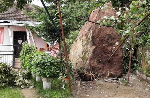 Ordu'da yamaçtan kopan kaya kütlesi eve çarptı!
