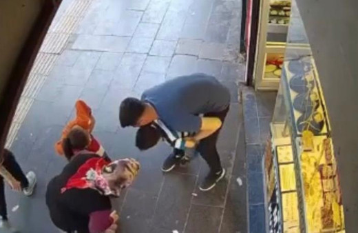 Soluk borusuna şeker kaçan çocuk ölümden döndü! Heimlich manevrasıyla böyle kurtarıldı