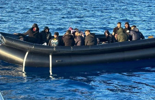 Çanakkale açıklarında 43 düzensiz göçmen yakalandı