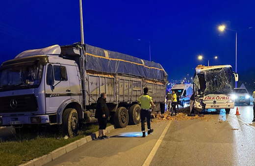 Çorum'da yolcu otobüsü ile tuğla yüklü kamyon çarpıştı: 1 ölü, 9 yaralı