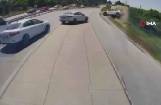 Direksiyon hakimiyetini kaybetti, kontrolden çıkan otomobil takla attı! Kaza anı kameraya böyle yansıdı