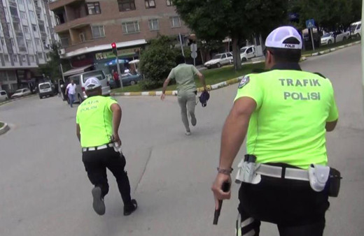 Filmleri aratmayan tatbikat! Gerçek sandılar: Hırsız kılığındaki polisi yakalamaya çalıştılar!