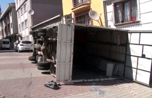 İstanbul'da aşırı yüklenen kamyonet devrildi!