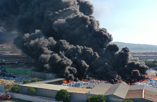 Manisa'da fabrika yangını! Dumanlar İzmir'i kapladı, 19 saat sonra kontrol altına alındı!