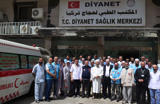 Kutsal topraklarda rahatsızlanan hacı adaylarını, Türk hekimleri tedavi ediyor