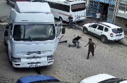 Park halindeyken harekete geçen tır dehşet saçtı! O anlar saniye saniye kamerada...