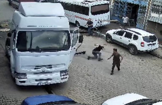 Park halindeyken harekete geçti koca tır dehşet saçtı! 2 kişi ölümden döndü, otomobillere çarparak durabildi...