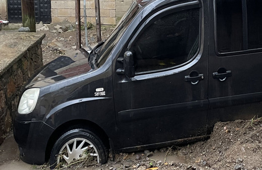 Giresun'da sağanak sonrası böyle oldu! Araçlar çamur altında kaldı durum fena