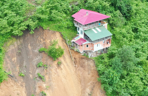 Trabzon'da heyelan: 3 ev boşaltıldı