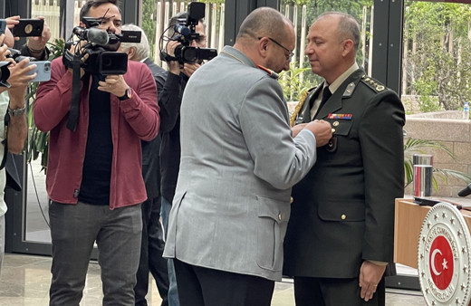 Almanya, Türk komutan Yılmaz Çetin'e nişan takdim etti