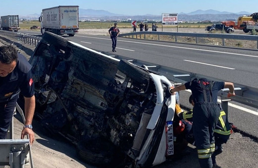 Otomobil bariyerlere çarptı: 1 çocuk öldü, 5 kişi yaralandı!