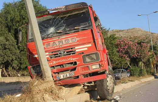 Hatay'da freni arızalanan kamyon minibüse çarptı: 3 asker yaralandı