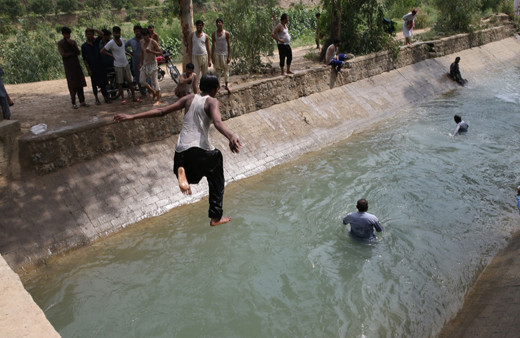 Pakistan'da hava sıcaklıkları 40 dereceyi aştı!