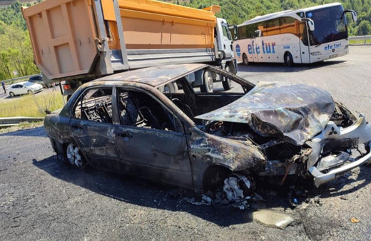 Kastamonu'da minibüsle çarpışan otomobil cayır cayır yandı: 7 yaralı!