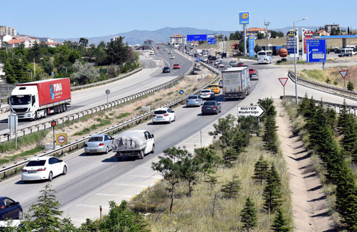 "Kilit kavşak" Kırıkkale'de bayram öncesi trafik yoğunluğu sürüyor!