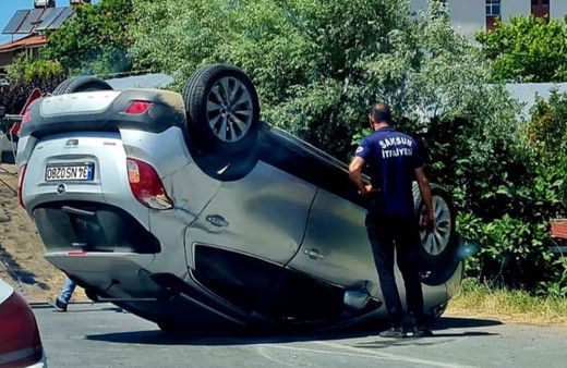 Samsun'da park halindeki araca çarpan otomobil takla attı!