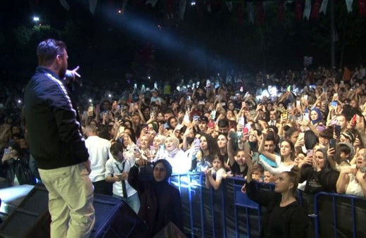 İstanbul Kağıthane'de Sinan Akçıl konseri