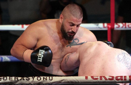 Türk boksör Umut Camkıran, Alen Lauirolle'i teknik nakavtla yendi