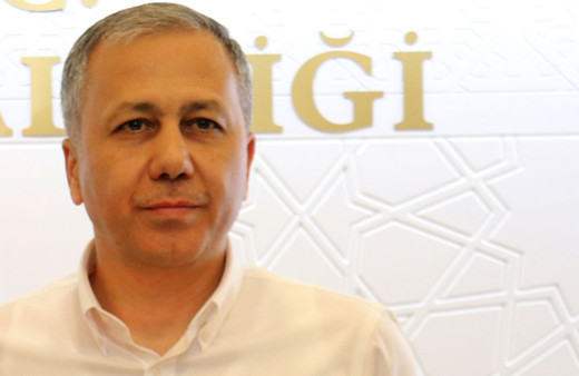 Bakan Ali Yerlikaya "Yollarda büyük bir trafik var" dedi ve sürücüleri uyardı