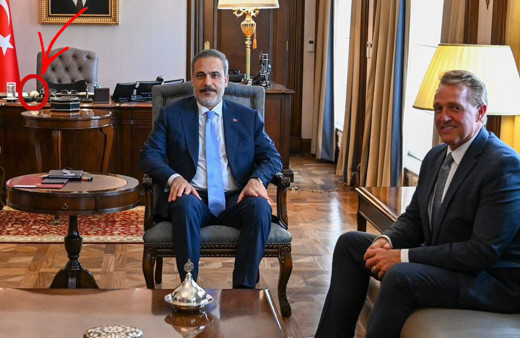Hakan Fidan'dan ABD'ye ince mesaj! Büyükelçi ile görüşürken masanın üzerine koyduğu şeye bakın!
