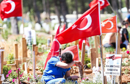 Depremin vurduğu şehirlerde hüzünlü bayram! Dualar edip, gözyaşlarına boğuldular