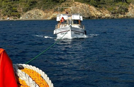 Fethiye açıklarında sürüklenen tekne kurtarıldı