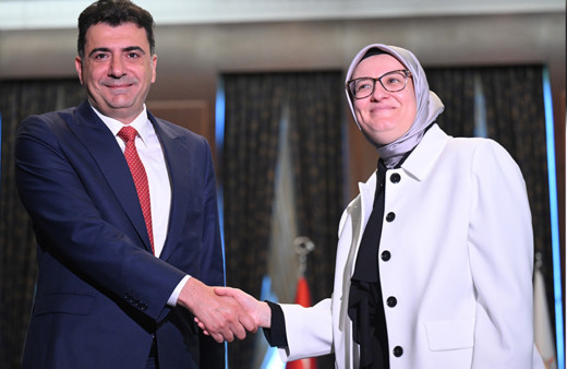 AK Parti Genel Merkezi'nde dikkat çeken görüntüler! AK Parti heyeti, CHP heyeti ile bayramlaştı