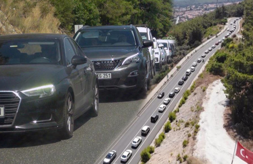 Bayramda sakin kente akın ettiler! Nüfusu 100 bini geçti, trafik kitlendi, plajlar doldu taştı!