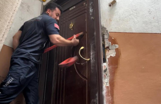 Bursa'da ev sahibinden pes dedirten hareket! Balyoz kırıldı, çelik kapı kırılmadı