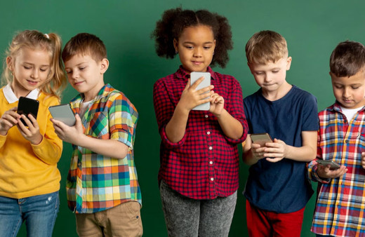 Fransa 15 yaş altındakilerin sosyal medya kullanımını veli iznine bağlıyor!