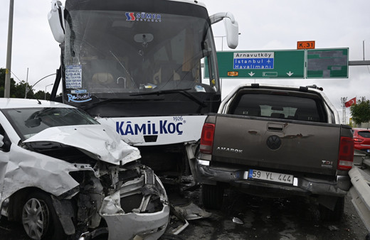 İstanbul'da dehşet verici kaza! Yolcu otobüsü karşı şeride geçti, çok sayıda araca çarptı! Yaralılar var