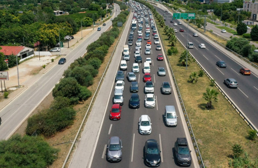 İzmir'de araç kuyrukları uzadıkça uzadı! Tatil beldelerinin yolları kilit!
