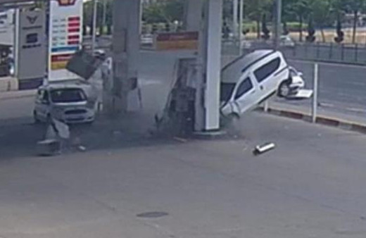 Kazada kontrolden çıkan araç petrol istasyonuna daldı! O anlar saniye saniye kamerada