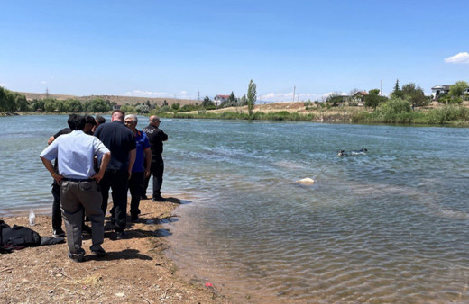 Kırıkkale'de kaçan toplarını almak için Kızılırmak'a giren 3 çocuk kayboldu!