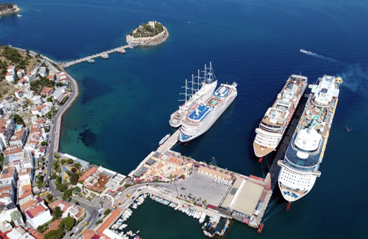 Kuşadası'na 4 kruvaziyer gemiyle 8 bin 247 turist geldi