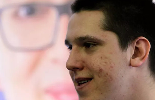 Sırbistan Cumhurbaşkanı Vucic'in oğlunun giydiği tişört krize neden oldu