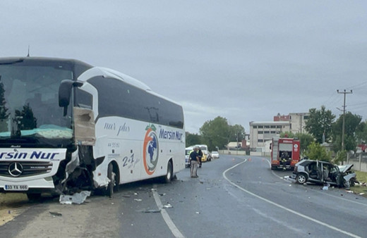 Tekirdağ'da yolcu otobüsüyle otomobil çarpıştı: Sürücü öldü, 3 kişi yaralandı!