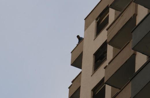 Ağır hasarlı 16 katlı binada intihara kalkıştı! Nedeni buymuş...