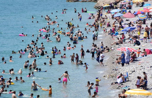 Antalya'da sahiller ve mesire alanları dolup taştı!