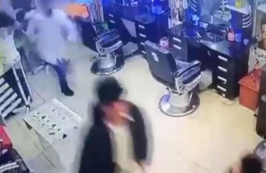 Deprem oluyor sandı, berberi birbirine kattı o anlar güvenlik kamerasına yansıdı